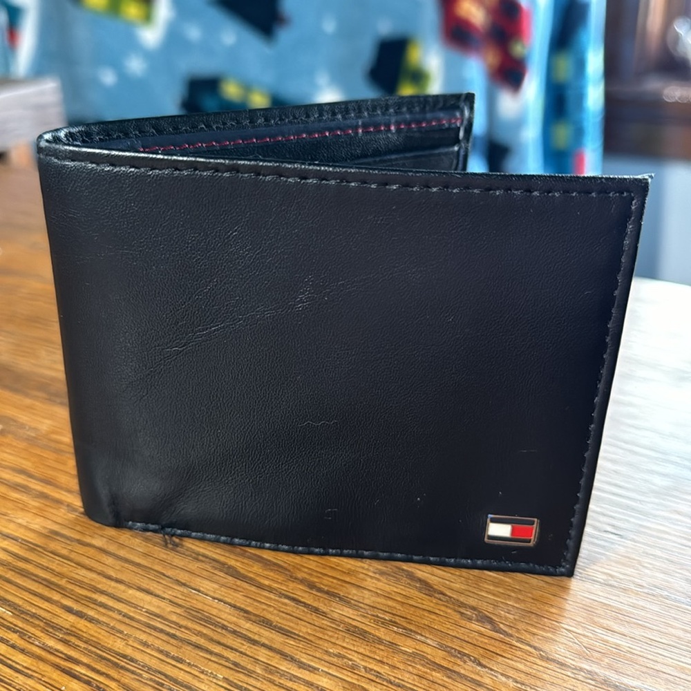 TOMMY HILFIGER Black Leather Bifold Wallet